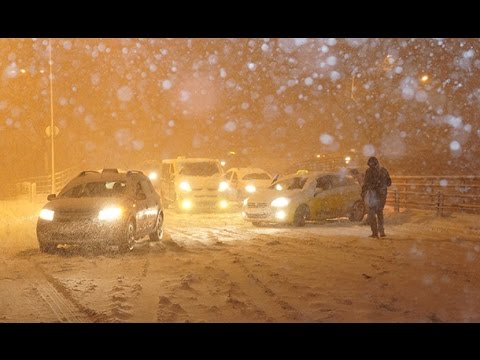 İstanbul’da Kar Etkisini Artırdı, Onlarca Araç Yolda Kaldı