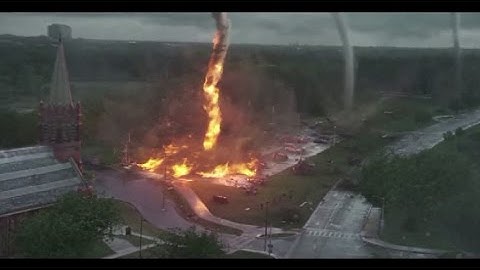 映画「イントゥ・ザ・ストーム」予告編　　人類未体験の竜巻襲来！