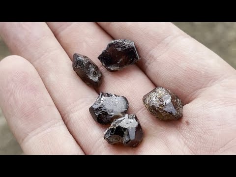 Греем циркон из Камбоджи.