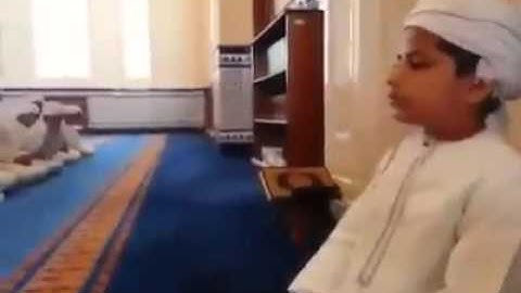 لحظة بكاء وخشوع الطفل العماني أثناء ختمه للقران الكريم