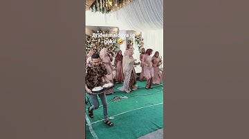 pengantin joget tik tok di pelaminan. bridesmaid pun ikut. no jaim jaim club