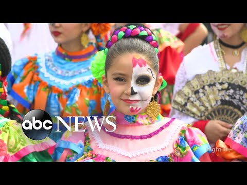Video: Albukerkas kliņģerīšu parāde Dia de Los Muertos