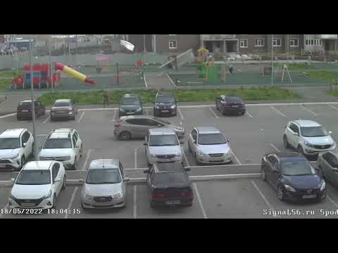 В Оренбурге строительный забор обрушился на детскую площадку