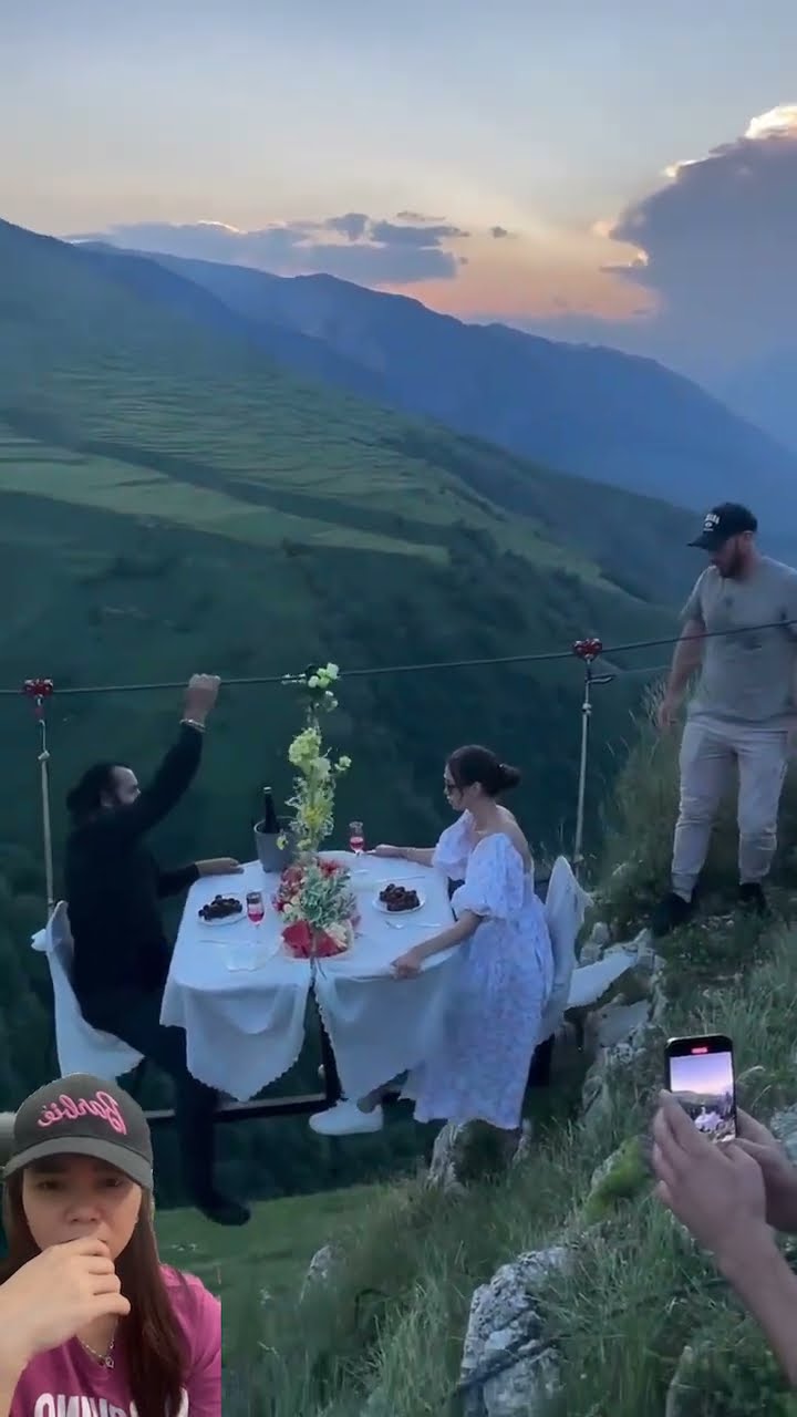 MAKAN MALAM ROMANTIS DI ATAS AWAN ⁉️
