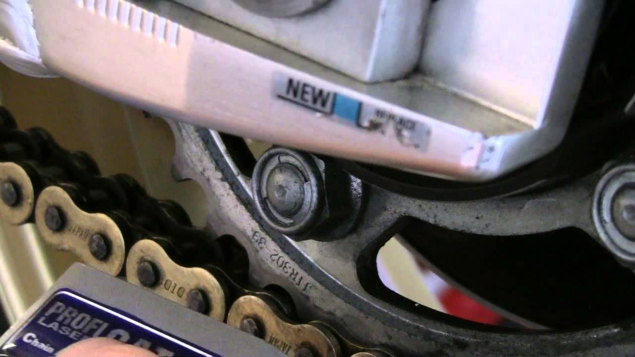 CB1300 -- Kettenspannung einstellen