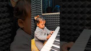 video babygirl pianoplayer cute viral