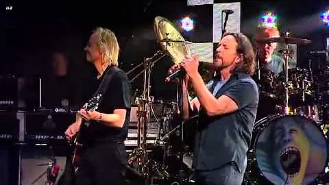 Roger Waters- Comfortably Numb feat. Eddie Vedder ...