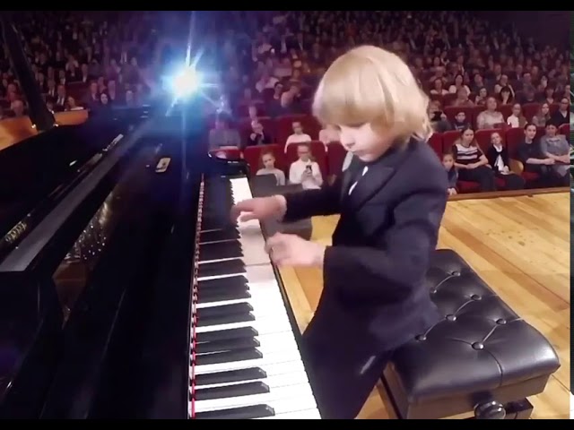 VÍDEO: Menino de oito anos chama a atenção tocando sucessos da música  clássica no piano, Caruaru e Região