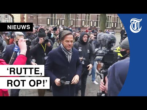 Rutte uitgejouwd bij vertrek Binnenhof