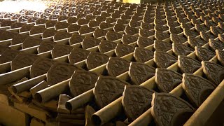 The process of making 20,000 Korean traditional roof tiles every day, a 60-year-old factory