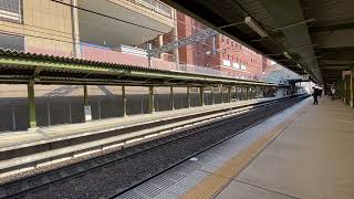 南海9000系普通車なんば行き発車と8300系普通車和歌山市行き到着　和歌山大学前駅