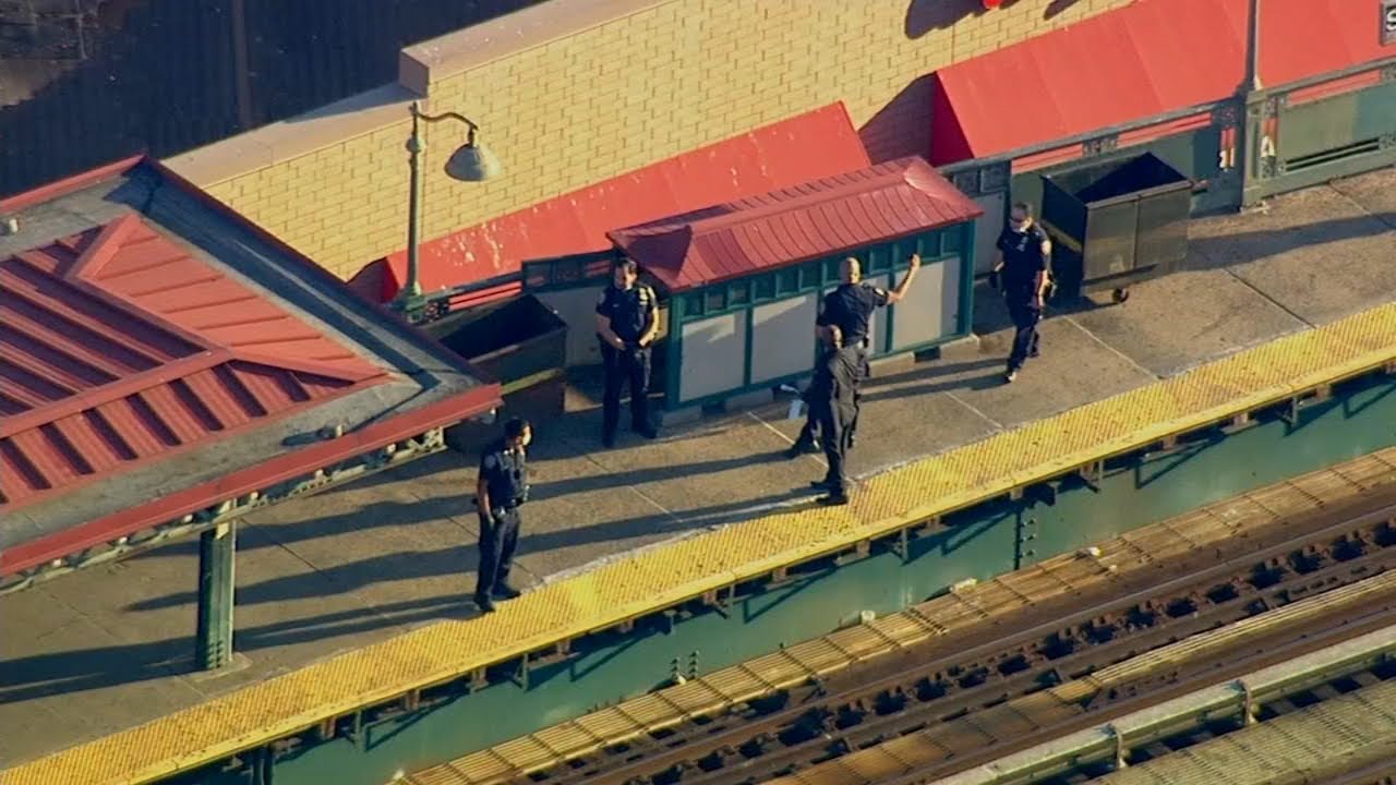 Man shot at Bronx subway station, police search for gunman - YouTube