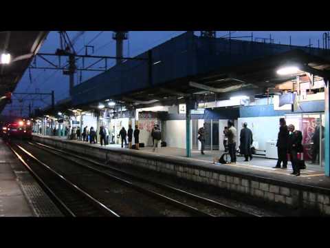 大分駅地上ホームを発つ　夕方の通勤列車