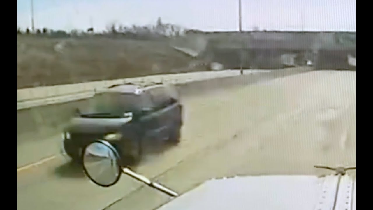 Minivan Going the Wrong way on the 401 Highway! - YouTube