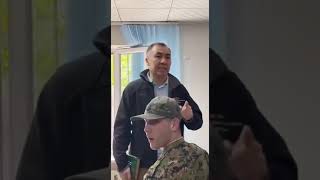 Равшан Жээнбеков ага жана Азимбек Бекназаровго абакта психологиялык басым болуп жатканын билдирди