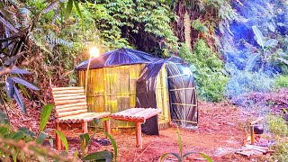 Solo Camping membuat kursi santai bermalam di shelter bambu yang hangat