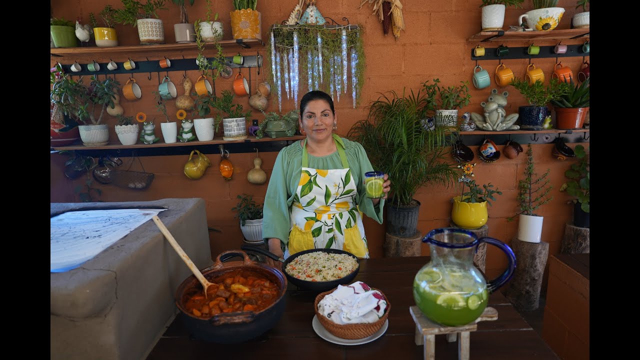 ESTOFADO DE RES AGUA DE PEPINO ARROZ Y TORTILLAS CALIENTES