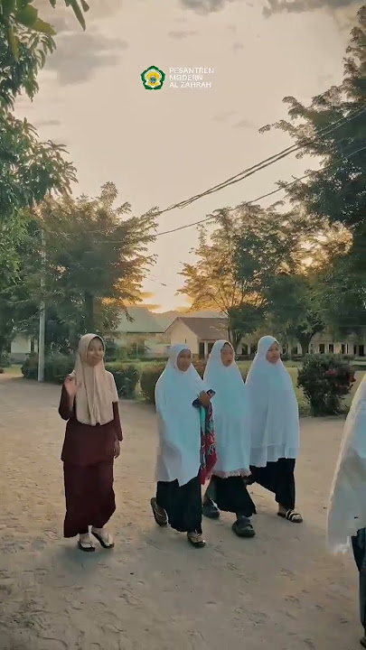 Senja di Alzahrah, diiringi barisan langkah kaki suci. Santriwati-santriwati baru, dengan ....