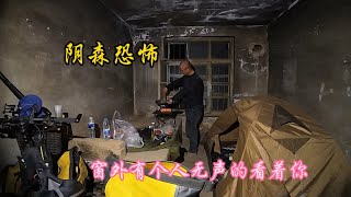 晚上公路边找到阴森恐怖废弃房露营做饭时突然窗口有个人吓半死【老叶的骑行日记】