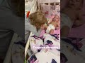 Старшая сестрёнка 👧🏼 целует младшую