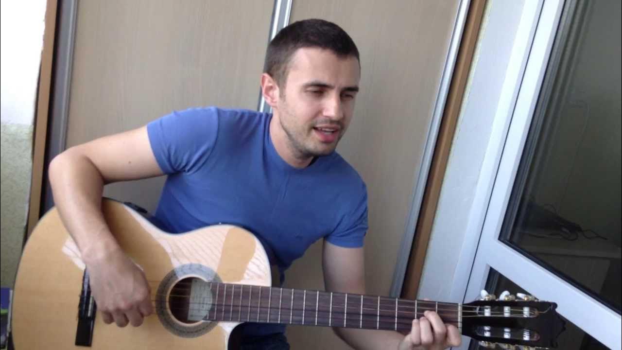 игра на гитаре. молодой брат христианин с гитарой. бога славит на гитаре. христианские песни под гитару. русский христос на гитаре обучение.