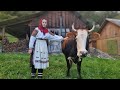 La femme vit seule dans la montagne  cuisiner un dner ukrainien traditionnel