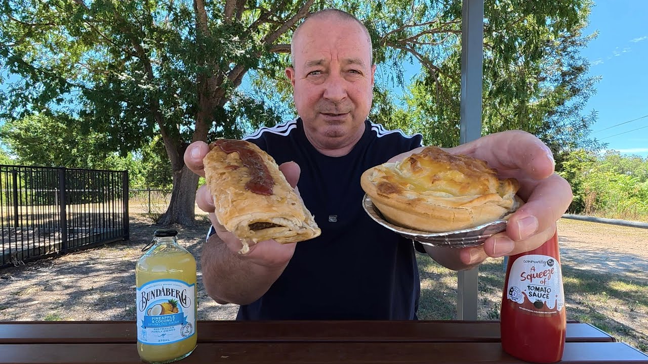 Картофельный пирог и сосиска в тесте от пекарни Baker’s Loaf, Вариальда, Новый Южный Уэльс.