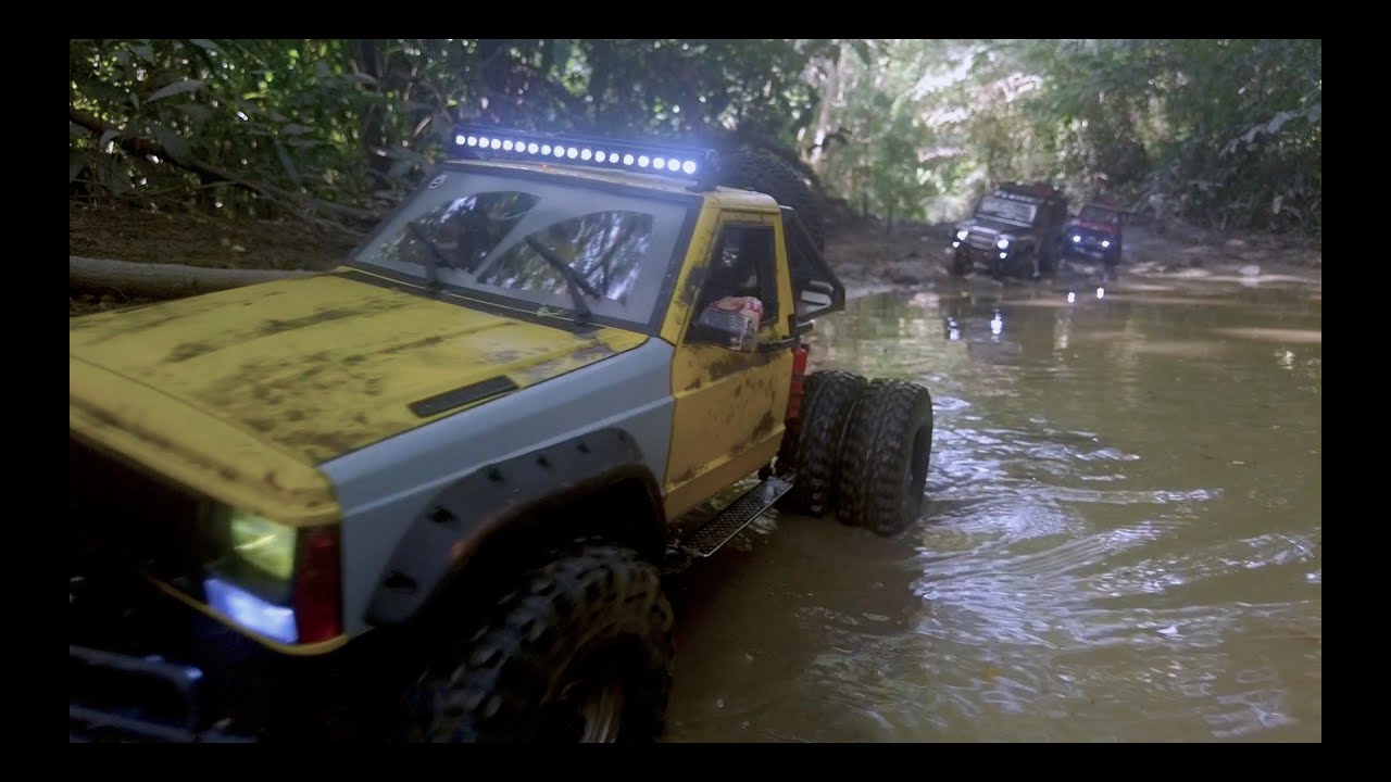 Custom Traxxas TRX4 and Axial SCX10.2 Muddy Jungle Trail Crawling
