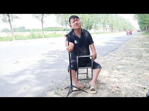 农村残疾歌手真是厉害，马路边演唱一首《驿动的心》，堪比原唱！