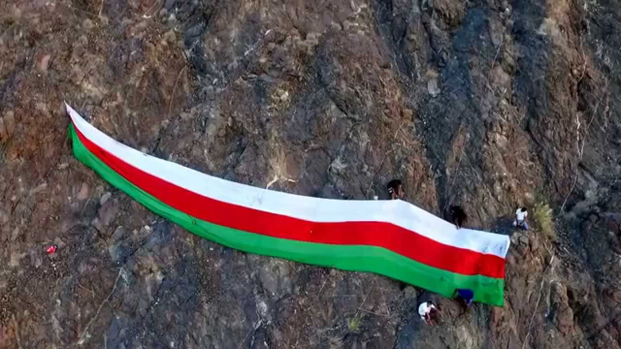 منطقة عينت ترفع الاعلام لصاحب الجلالة ..