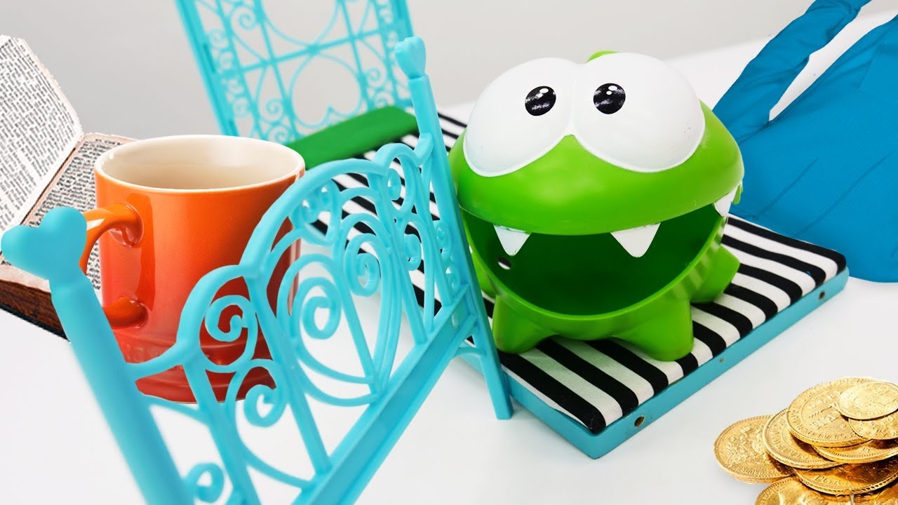 Vídeos de brinquedos para crianças. Monstrinho verde limpa seu quarto de brinquedo.