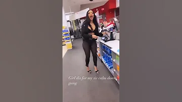 Tommie Lee Caught In The Store By A Fan!