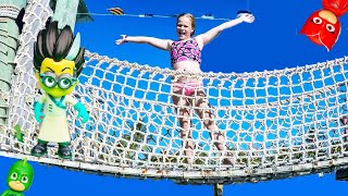 Assistant Runs the PJ Masks and Vampirina Castaway Cay Obstacle Course screenshot 3