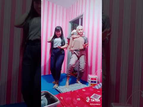 goyang tiktok viral. jilbab pink meresahkan