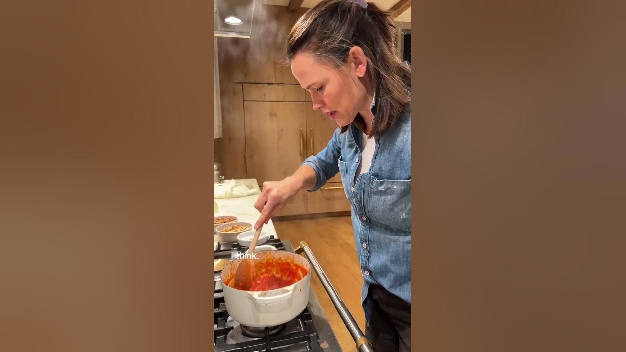Jennifer Garner's Pretend Cooking Show - Episode 52: Zoodles and Tomato