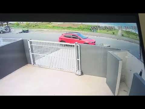 Vídeo mostra exato momento em que motociclista colide contra carro em Matinhos