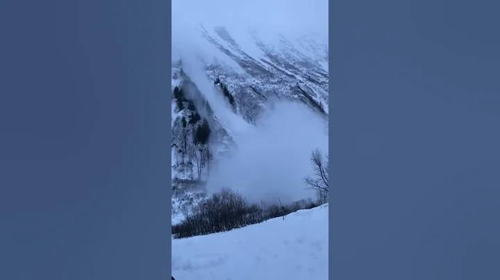 Natural avalanche observed in motion in the aftern...