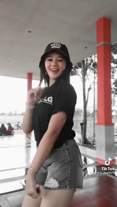 Yeyen Novita
