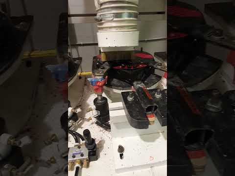 Así se hacen los agujeros en las palas de pádel