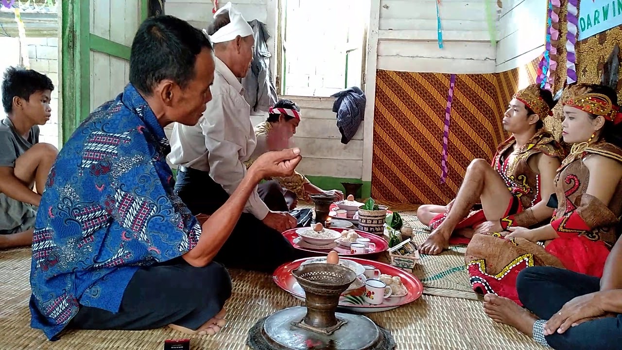 Pernikahan adat Dayak ahe 