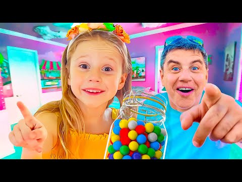 Настя с папой ищут что-то вкусное на обед