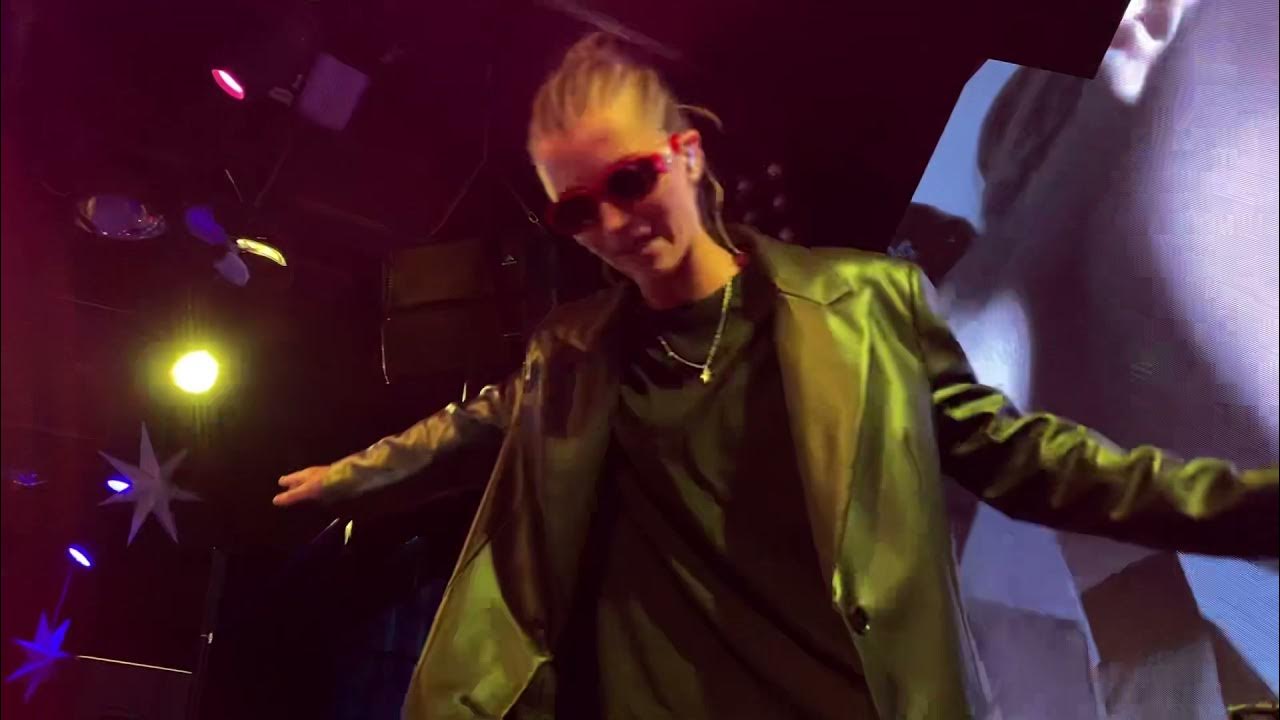 Маша шейх певица. Дождь в дубае. Под дождем маша шейх песня. Под дождем шейх. Маша шейх.