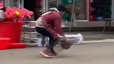Young man playing basketball in apron inspires millions on Chinese social media| CCTV English - DayDayNews