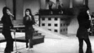 Video thumbnail of "The Ronettes sing Be My Baby"