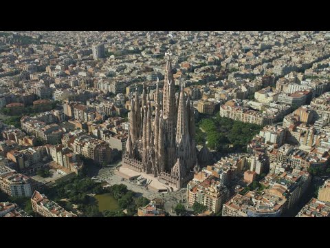 المشي عبر لا ساغرادا فاميليا في برشلونة إسبانيا