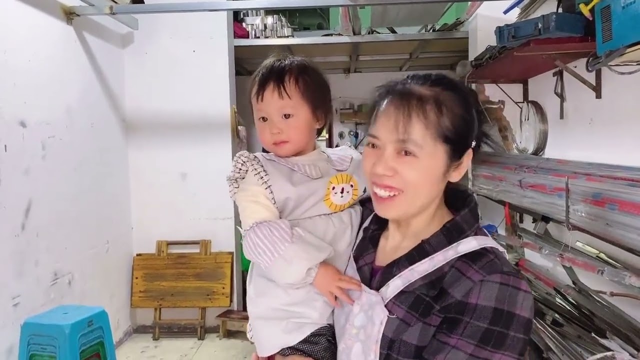 嘉曦回成都了， @川妹小圆子走之前给侄女留了泡泡机，宝贝拿到爱不释手 #孩子的快乐很简单  #vlog日常