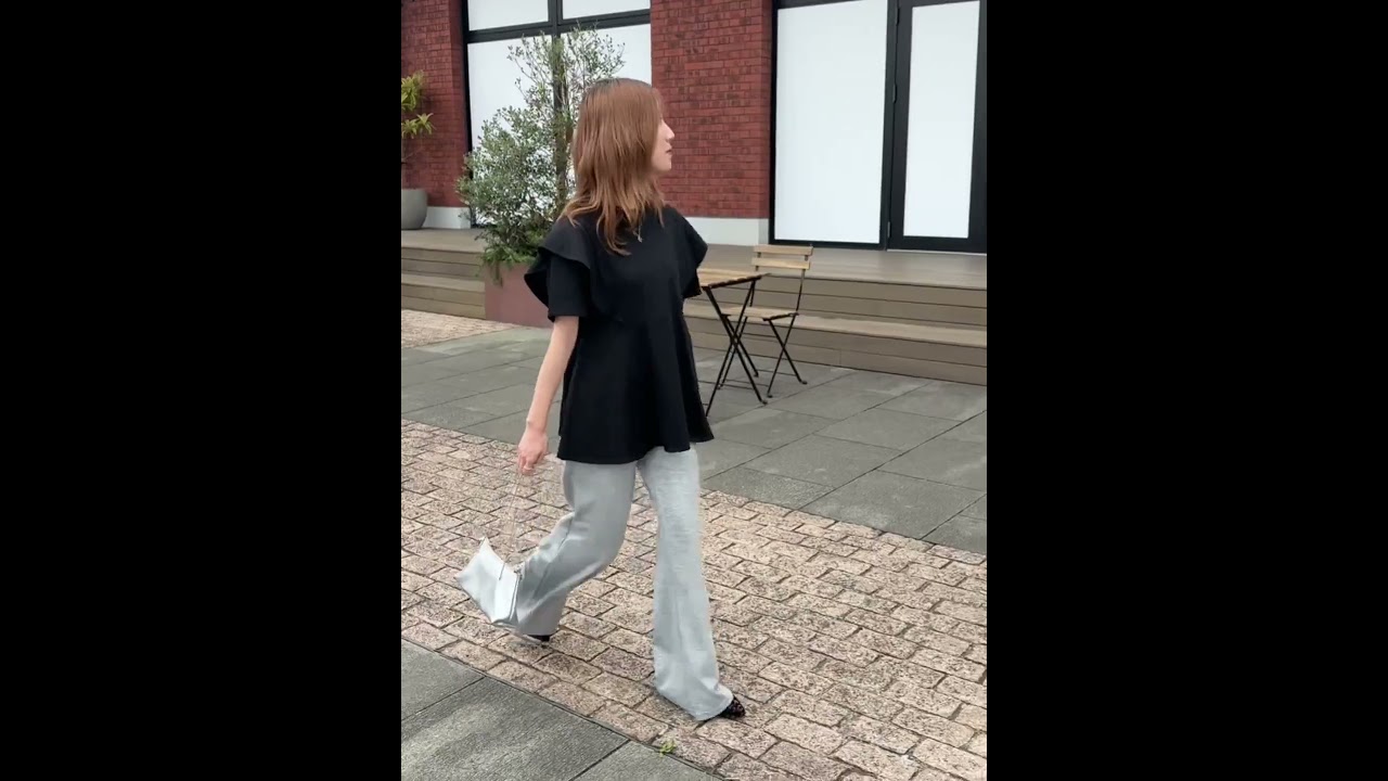 ラッフルショルダーペプラムTシャツ | Ruffle shoulder peplum tee