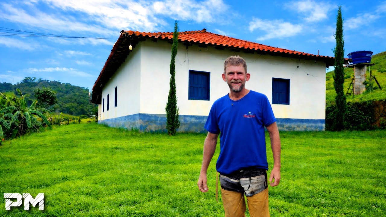 VAQUEIRO RAIZ TIRANDO LEITE COM OS GATOS ATRAPALHANDO