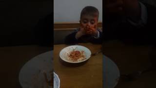Uzun makarna  nasıl yenir bakalım