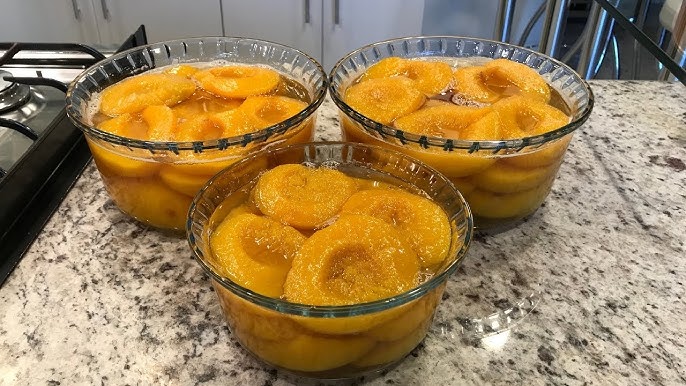 Compota De Pêssego Em Vidro Com Cunhas De Pêssego E Frutos De Pêssego  Inteiros. Geleia De Pêssego Sobre Mesa De Madeira Foto de Stock - Imagem de  gourmet, alaranjado: 196290314